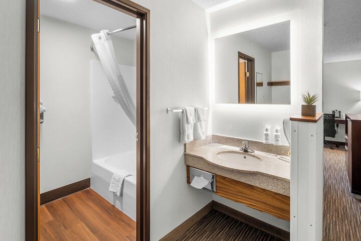 EverSpring Inn & Suites
