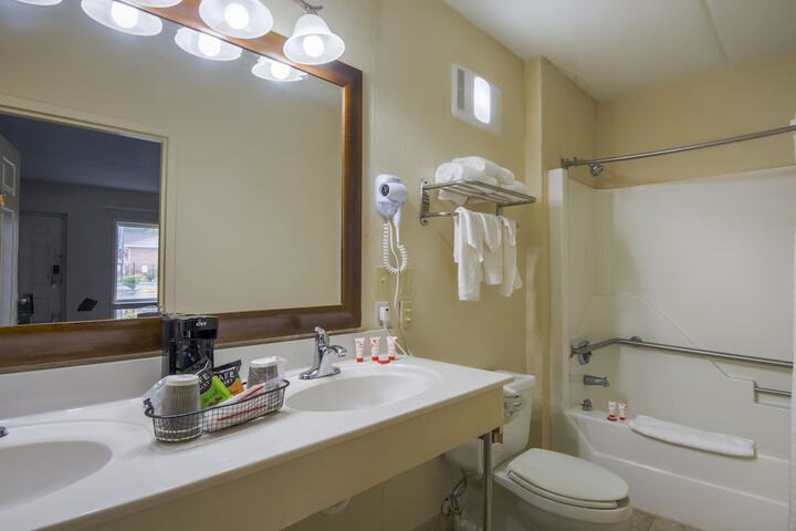 Travelers Inn & Suites Forest City