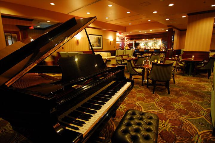 Lounge 41 of 46