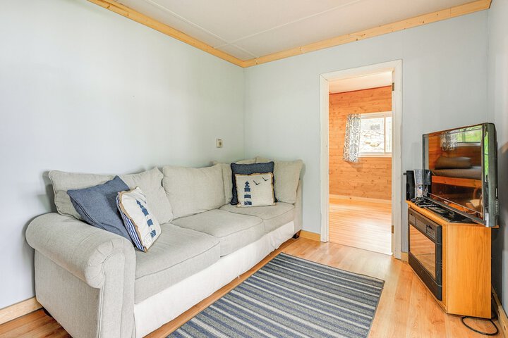 Lakefront Cabin w / Fire Pit Dock, & Boat Rental