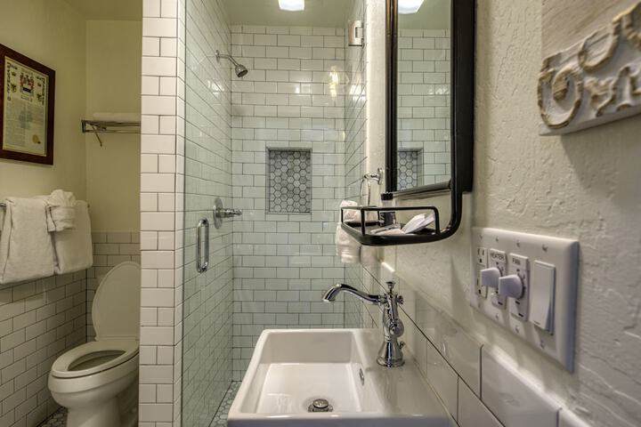 Room 12 of 28