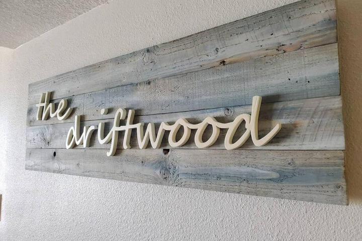 Gorgeous views Oceanfront, Pool,The Driftwood!