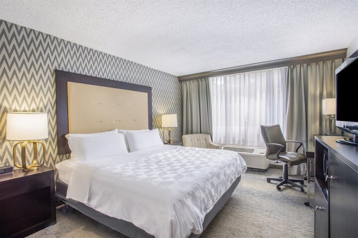 Holiday Inn & Suites Parsippany Fairfield by IHG
