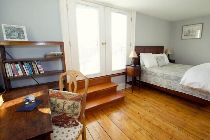 24 East Main Street B & B