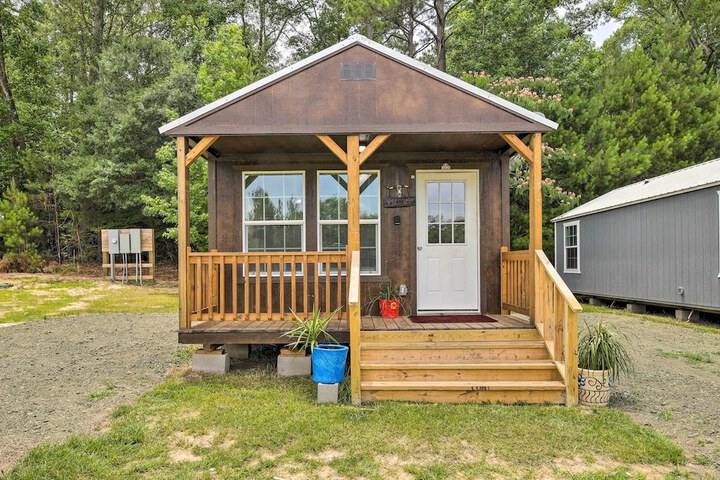 Lakefront Cabin w / Access to 2 Paddleboats!