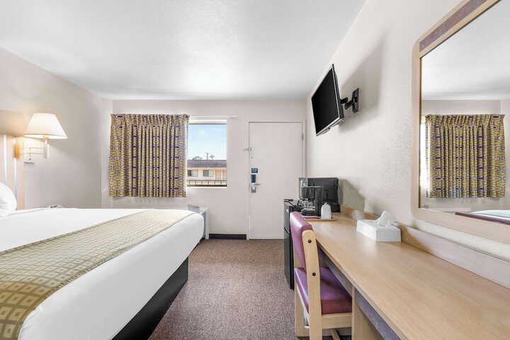 Room 28 of 35