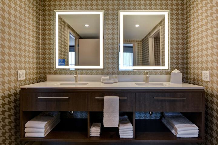 Home2 Suites by Hilton Orlando at Flamingo Crossings