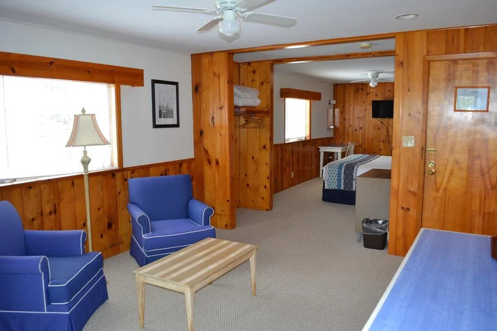 Buzzs Lakeside Inn