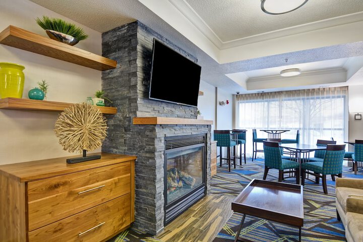 Holiday Inn Express & Suites New Berlin by IHG