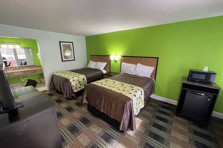 Room 4 of 10