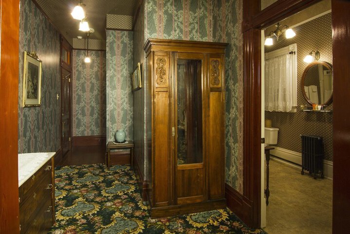 Gingerbread Mansion Inn