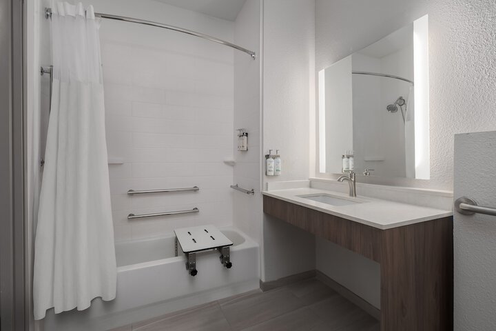 Holiday Inn Express & Suites Alexandria by IHG