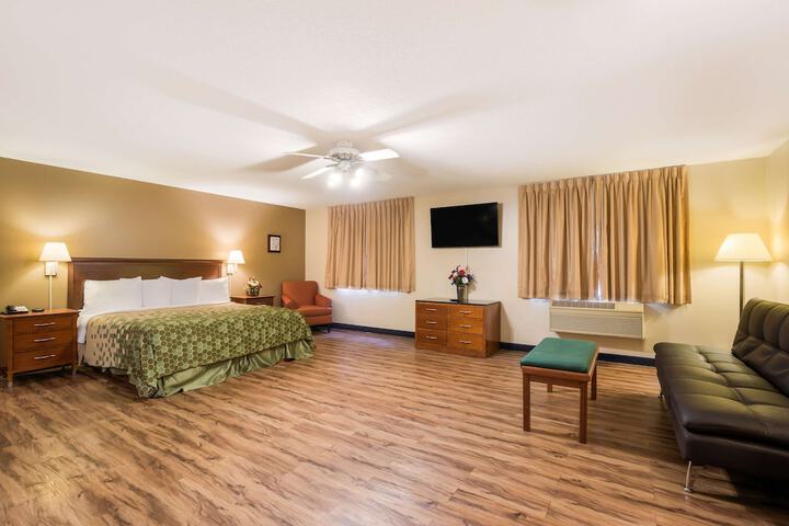 Room 33 of 48