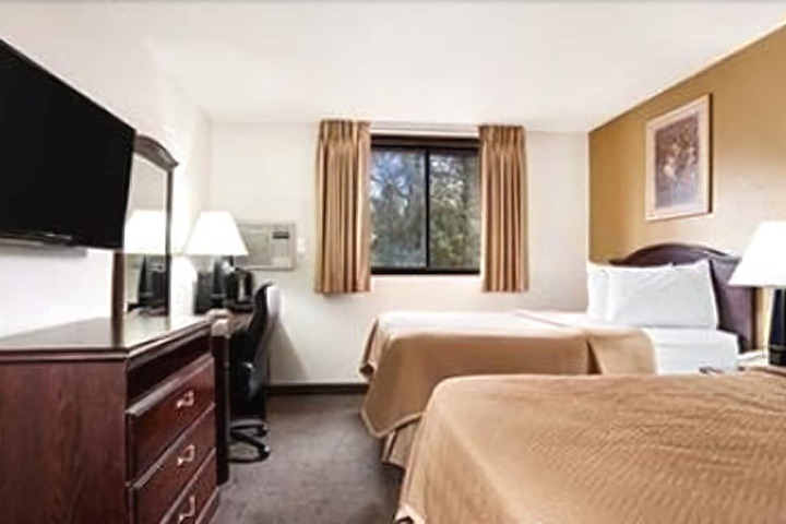 Travelodge by Wyndham La Porte / Michigan City Area