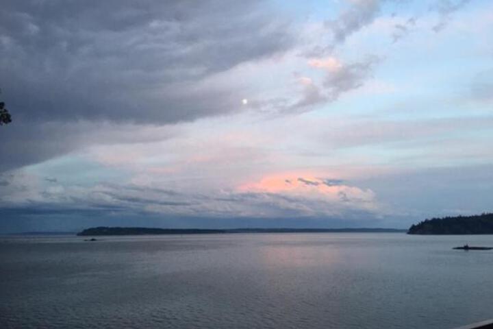 Puget Sound Chic Romantic Cottage with Private Beach Access & Gated Entry