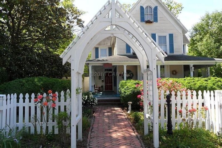 PRINCESS ANNE BOOK LOVERS INN