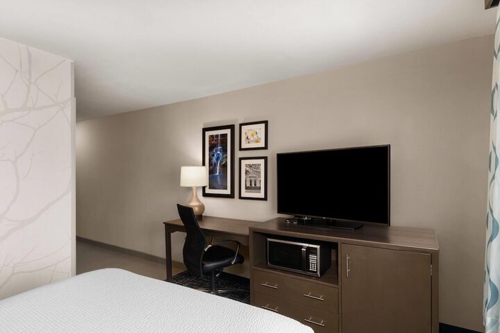 La Quinta Inn & Suites by Wyndham Fayetteville