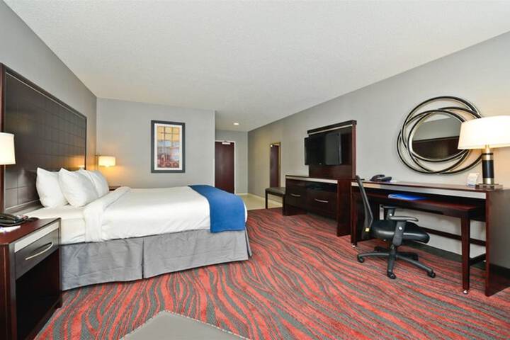 Holiday Inn Express & Suites Utica by IHG