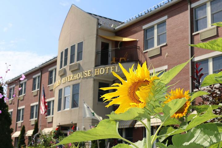 Camden Riverhouse Hotel