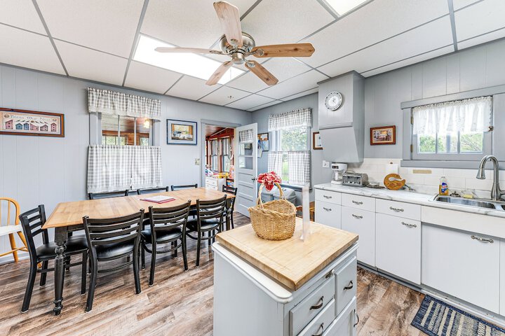 Twin Lakes Cottage: Walk to Elizabeth Lake!