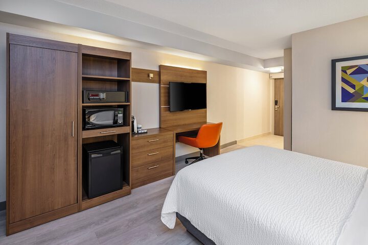 Holiday Inn Express Toronto - Downtown by IHG
