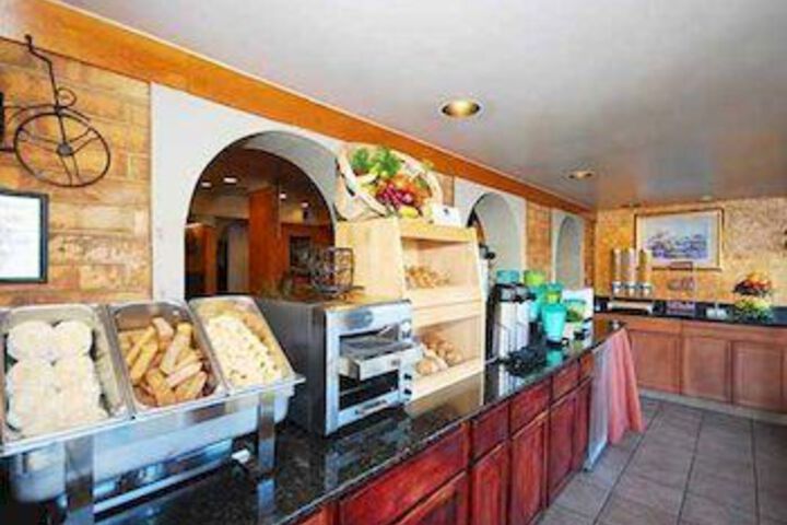 Rodeway Inn & Suites
