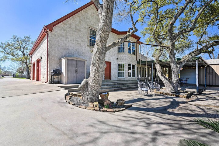 Waterfront Family Home w / Patio in Hitchcock
