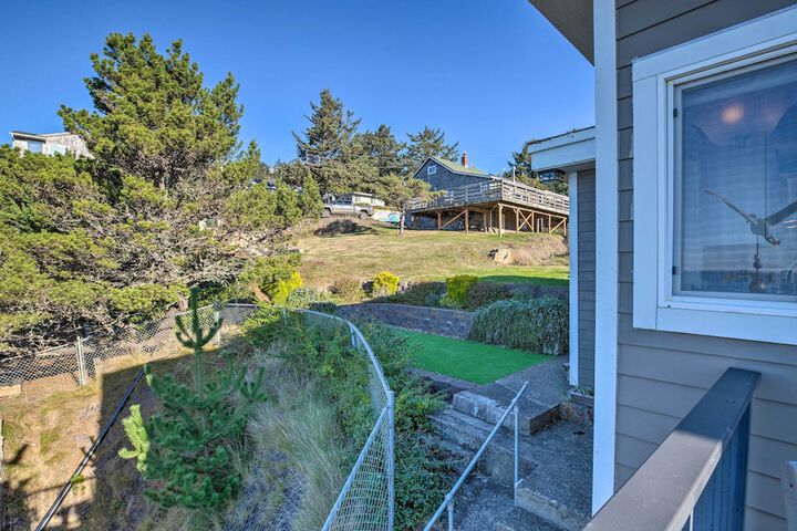 Exquisite Oceanside House w / Pacific Views & Deck!