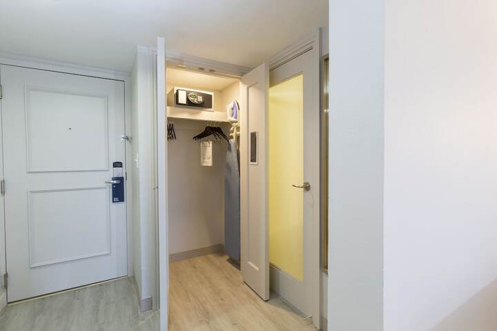 Room 53 of 90