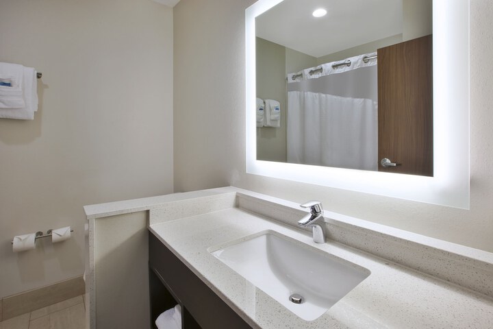 Holiday Inn Express & Suites Parkersburg East by IHG