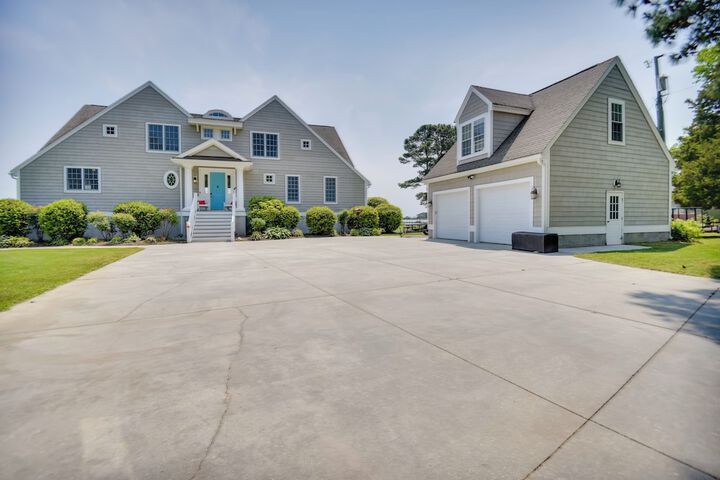 Bayfront White Stone Escape w / Private Beach!