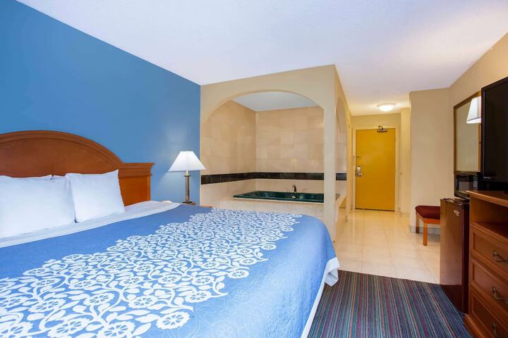 Room 9 of 25