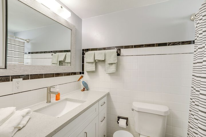 Bright Pinellas Park Getaway w / Private Pool!