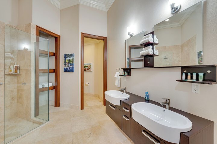 Groveland Home w / Pool: Luxurious Lakefront Oasis!