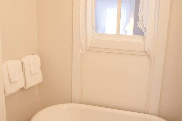Room 7 of 18
