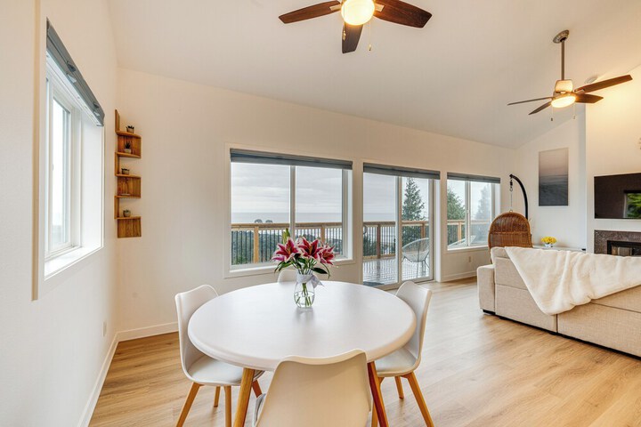Lovely Rockaway Beach Home w / Pacific Ocean Views!