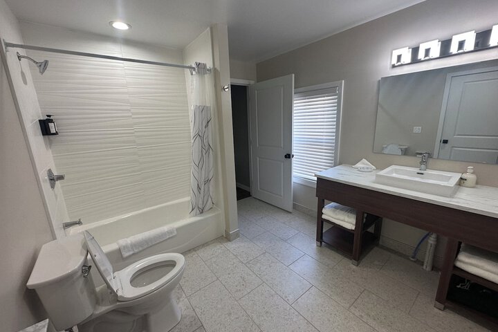Lighthouse Inn & Suites