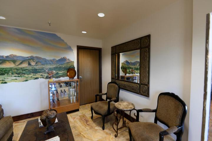 Lounge 44 of 45