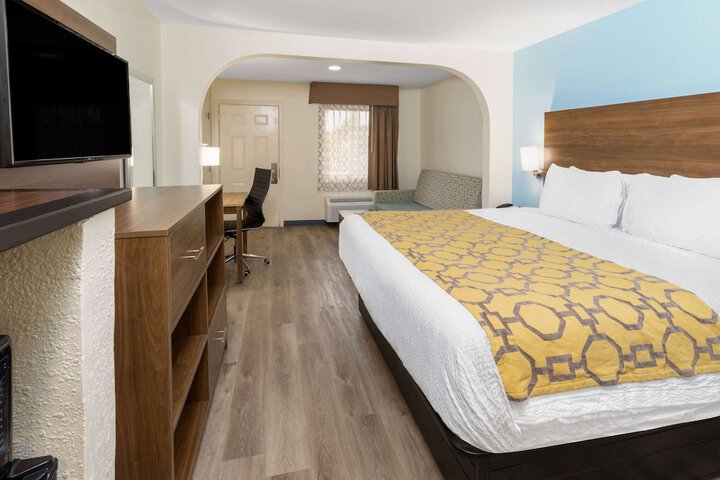 Room 16 of 40