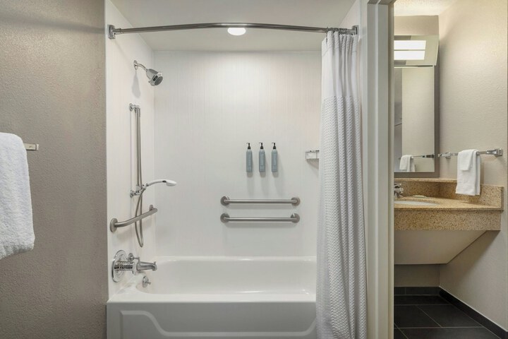 Courtyard by Marriott Charlotte / Matthews