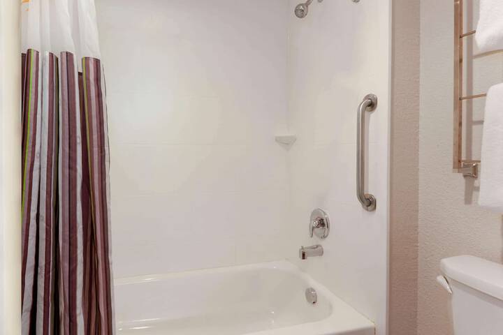 La Quinta Inn & Suites by Wyndham Detroit Utica