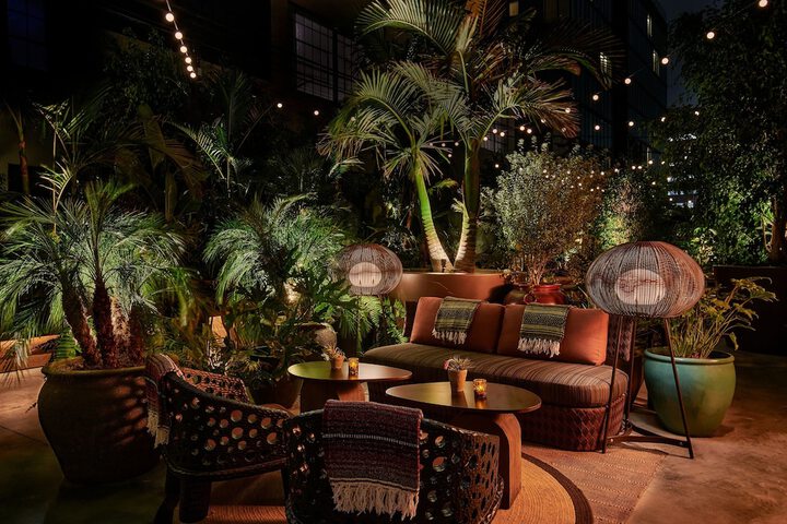 Lounge 37 of 40