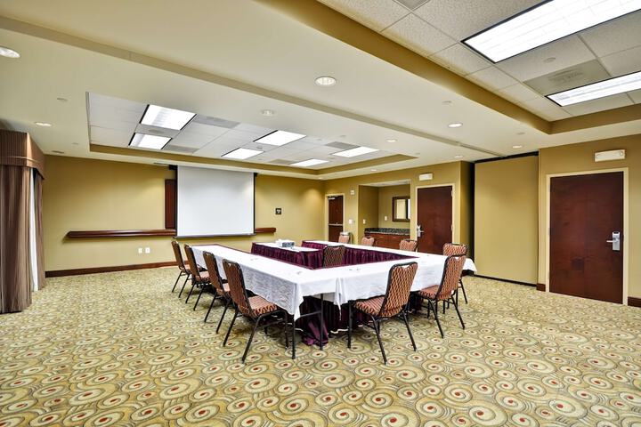 Hampton Inn & Suites Fredericksburg-at Celebrate Virginia