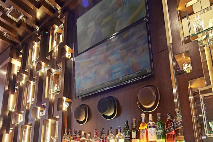 Lounge 53 of 57