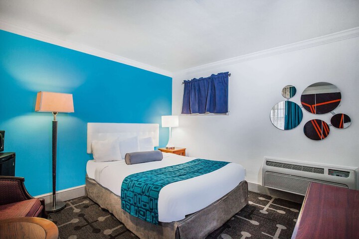 Room 11 of 18