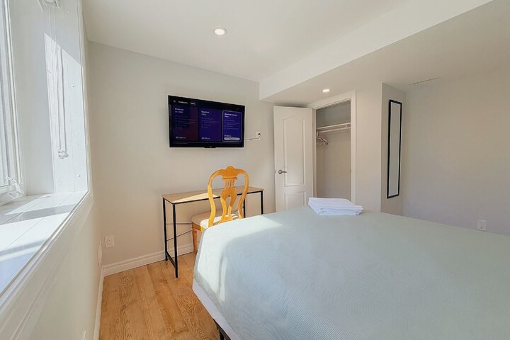 Cozy Rooms in Bright Walkout Suite - Newly Renovated 2026
