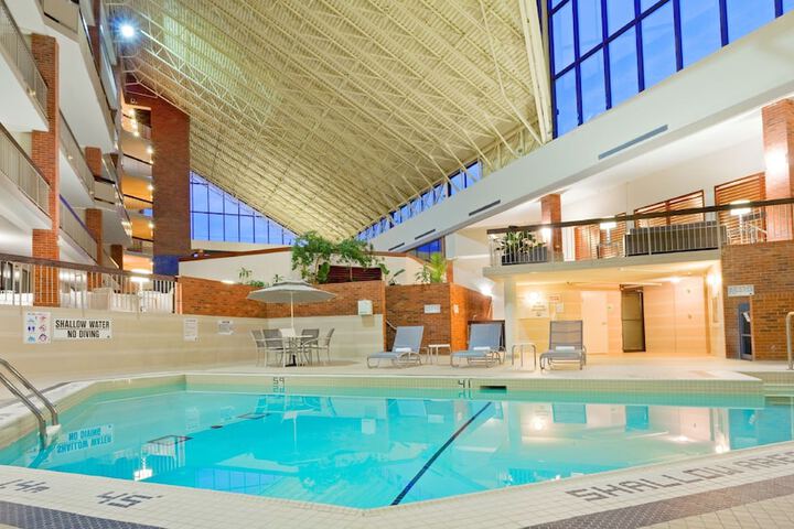 Holiday Inn Oakville Centre by IHG