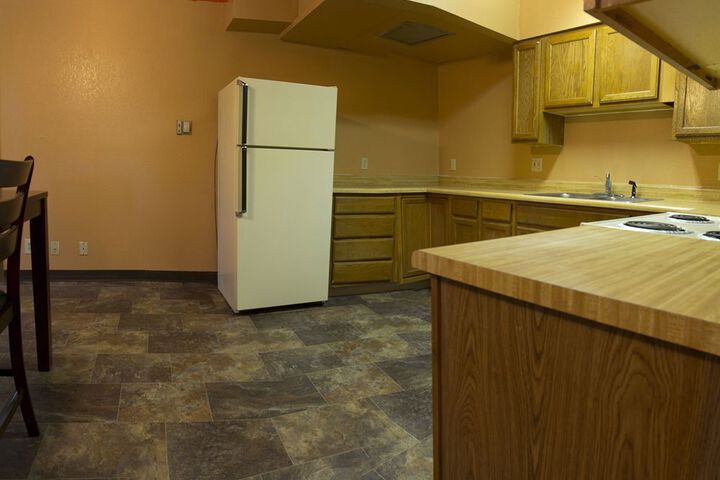 CAPITOL INN & SUITES