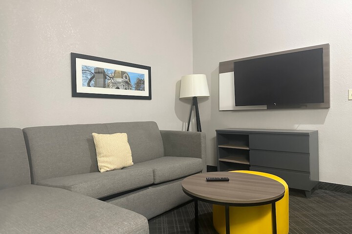 Room 13 of 33