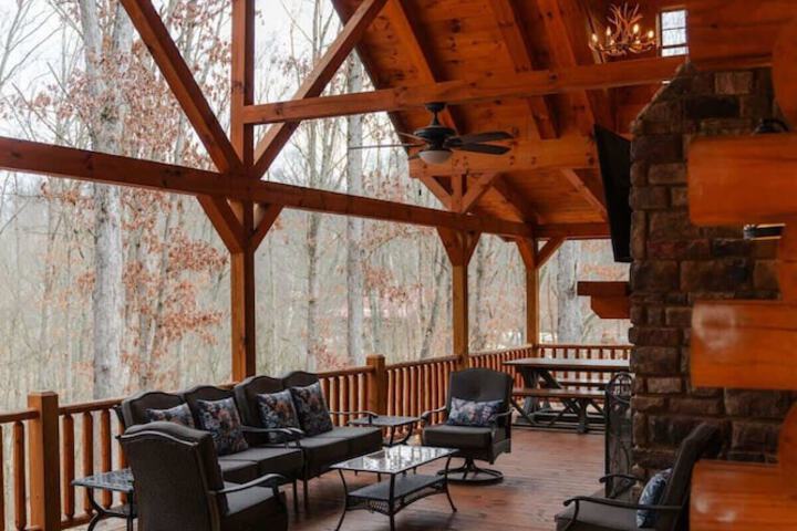 Sleeps 16! Luxury Cabin With Game Room & Hot Tub